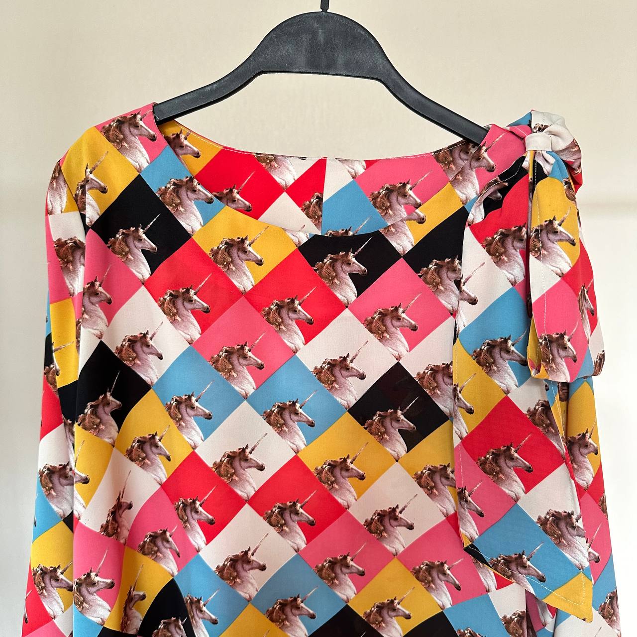 شومیز سایز بزرگ دخترانه آستین بلند سرشانه پاپیونی اسب تک شاخ - تصویر 3