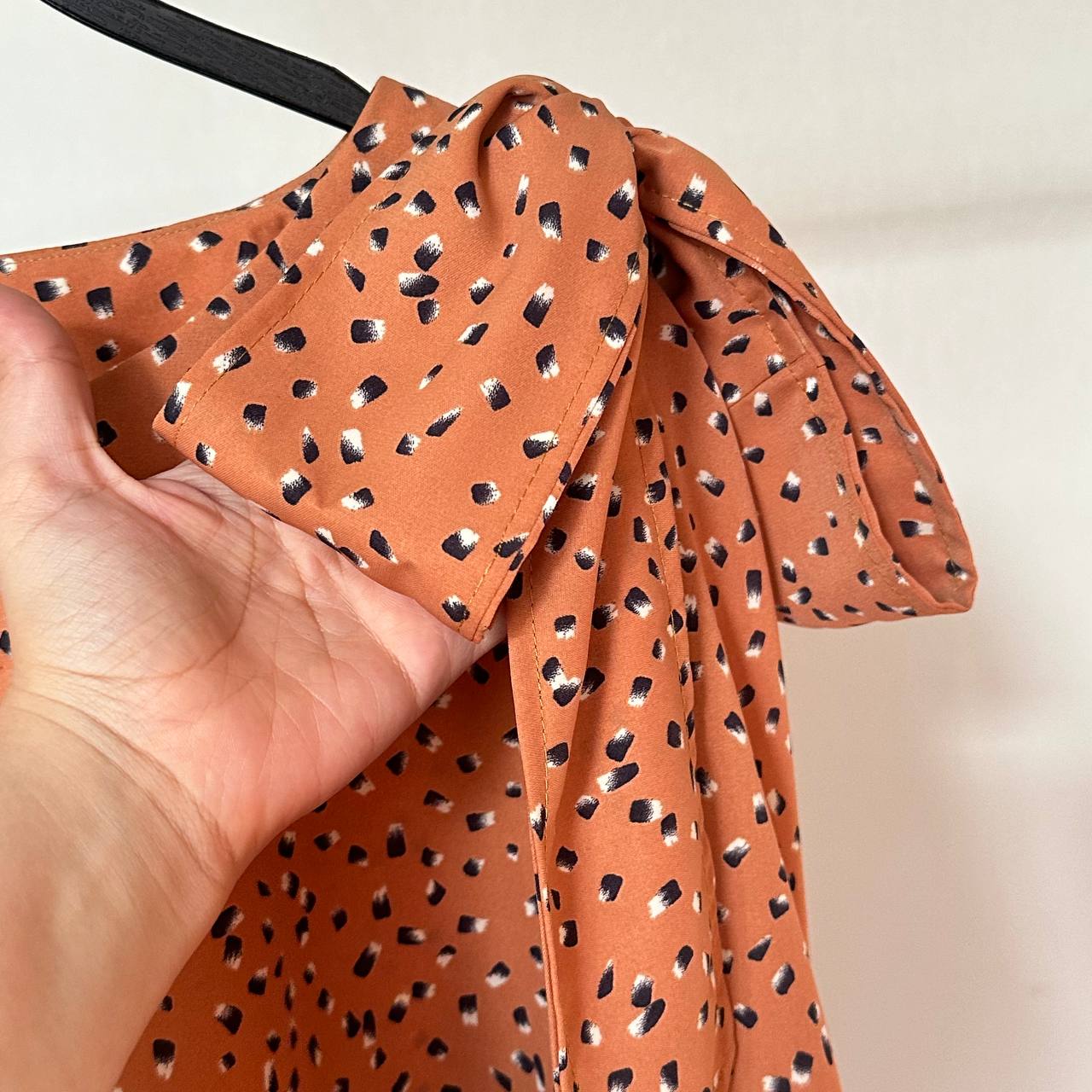 شومیز سایز بزرگ دخترانه آستین بلند سرشانه پاپیونی نارنجی - تصویر 3